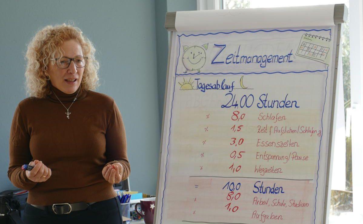 Referentin bei einer Präsentation vor einem Team in einem hellen Seminarraum
